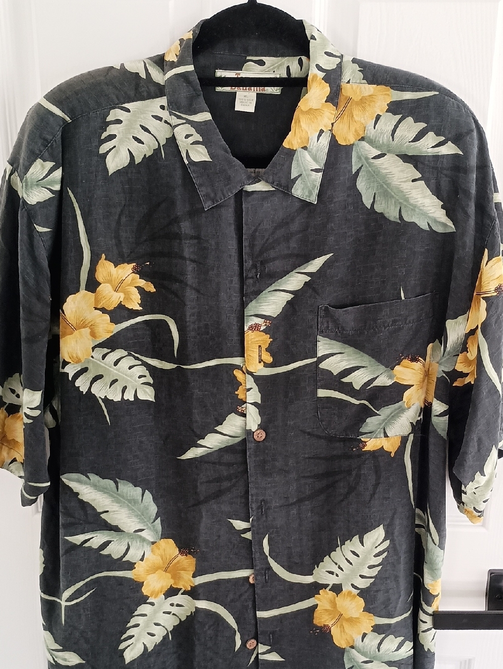 TOMMY BAHAMA men's Tropical  Shirt. Sz XL. Silk
